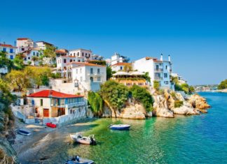Σοβαρό επεισόδιο στη Σκιάθο : Απείλησε με μαχαίρι δυο ανήλικους, του επιτέθηκαν πατέρας και θείος