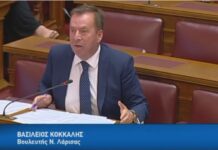 Παρέδωσε την έδρα του ο Βασίλης Κόκκαλης – «Δεν μπορώ να προσποιούμαι ότι τίποτε δεν έχει αλλάξει»