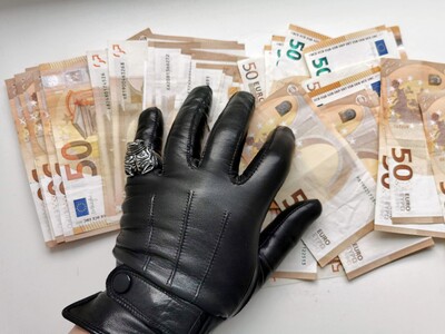gloves-g1df480508_1920