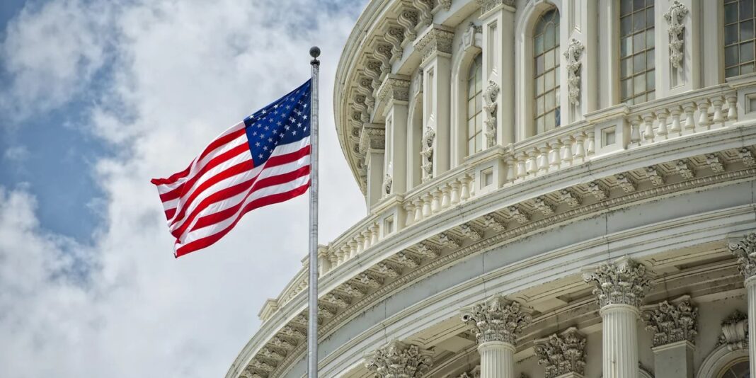 white-house-usa-flag-17-12-21.jp_