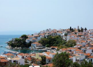 Τον συνέλαβαν στη Σκιάθο γιατί κοιμοταν στο αμάξι του!