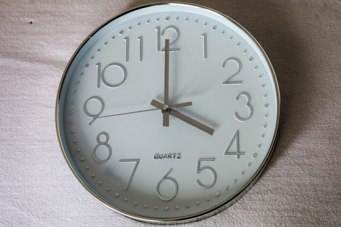 ΑΛΛΑΓΗ ΩΡΑΣ - ΤΗΝ ΚΥΡΙΑΚΗ ΣΤΙΣ 04:00 ΤΑ ΡΟΛΟΓΙΑ ΓΥΡΙΖΟΥΝ ΜΙΑ ΩΡΑ ΠΙΣΩ (ΚΩΣΤΑΣ ΤΖΟΥΜΑΣ / EUROKINISSI)