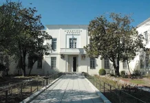 Βόλος: 61χρονη έγινε σκιά σε γειτόνισσά της και την βομβάρδιζε με ερωτικά μηνύματα – Τι είπε στο δικαστήριο