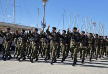 Παρέλαση εθνικής ανάτασης στον Βόλο με τις σημαίες να κυματίζουν ψηλά (εικόνες)