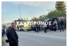 Ανατροπή λεωφορείου με 40 επιβάτες στην παλιά Εθνική Οδό πριν τον Ριζόμυλο – 10 τραυματίες