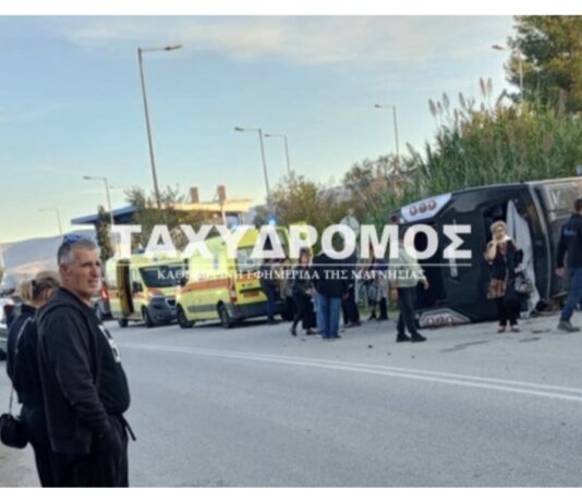 Ανατροπή λεωφορείου με 40 επιβάτες στην παλιά Εθνική Οδό πριν τον Ριζόμυλο – 10 τραυματίες