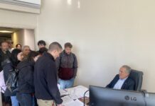 Φοιτητές: «Μας αντιμετωπίζετε σαν εγκληματίες» – Εφοδος στο γραφείο του αντιπρύτανη μετά την παρέμβαση αστυνομίας (εικόνες και βίντεο)