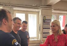 H Ζ. Μακρή με τους πυροσβέστες για το νέο Πυροσβεστικό Μέγαρο η Ζ.Μακρή