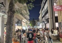 Χιλιάδες για τη Λευκή Νύχτα- Μεγάλες προσφορές των καταστημάτων (φώτο-video)