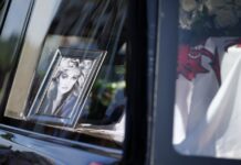 Πέθανε η Μπόνι Τάιλερ – Χιλιάδες θαυμαστές στη κηδεία της
