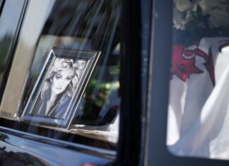 Πέθανε η Μπόνι Τάιλερ – Χιλιάδες θαυμαστές στη κηδεία της