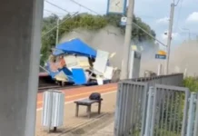 Τρένο έκοψε στα δύο φορτηγό στη Πολωνία που ακινητοποιήθηκε πάνω στις ράγες (video)