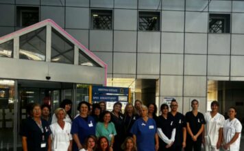Το Γενικό Νοσοκομείο Βόλου «Αχιλλοπούλειο» φωτίζεται ροζ και στέλνει ηχηρό μήνυμα πρόληψης και ελπίδας κατά του καρκίνου του μαστού