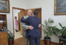 Αγκαλιές και φιλιά στη συνάντηση Μπέου- Παπαστεργίου